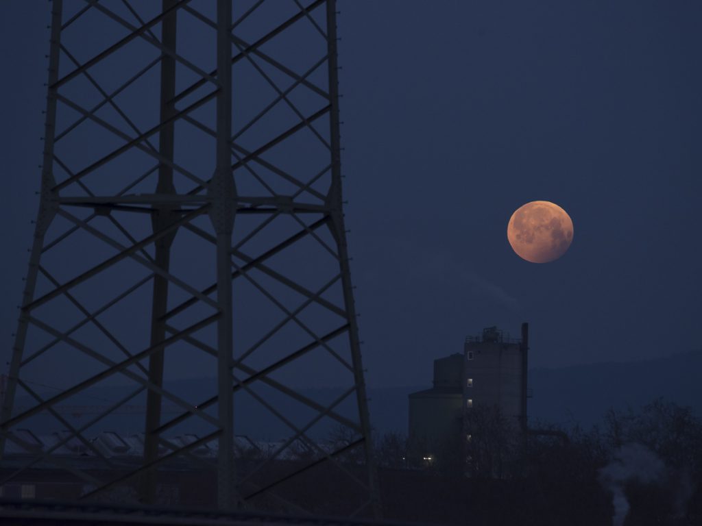 Monduntergang, gesehen auf der Leunabrücke Richtung Taunus